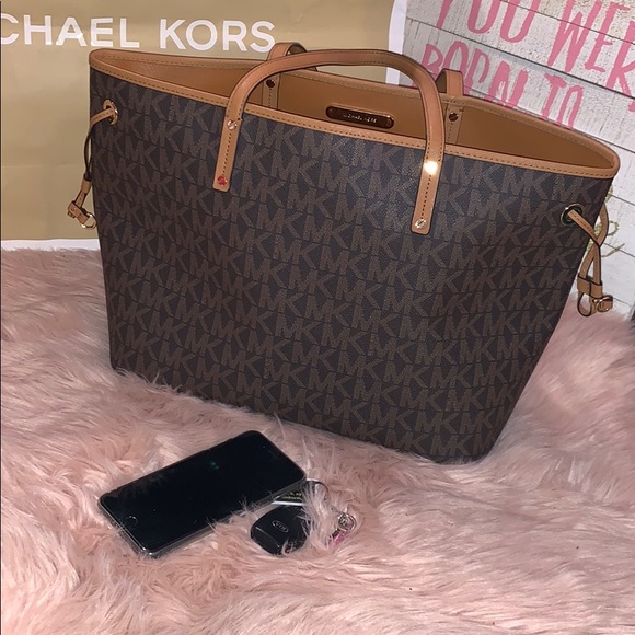 Michael Kors Handbags - MK Lg Drawstring Tote  ✨ 💼